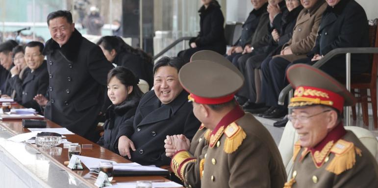 Ким Чен-ун отново показа дъщеря си. Всички се питат къде я заведе